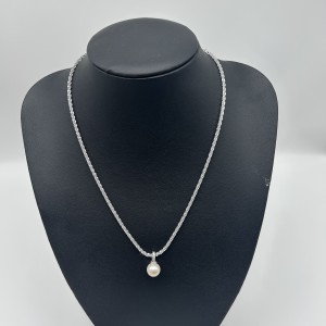 Silver pearl necklace