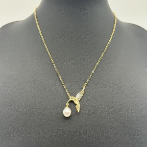 Golden bird pearl necklace