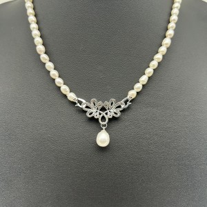 Silver flower pearl necklace