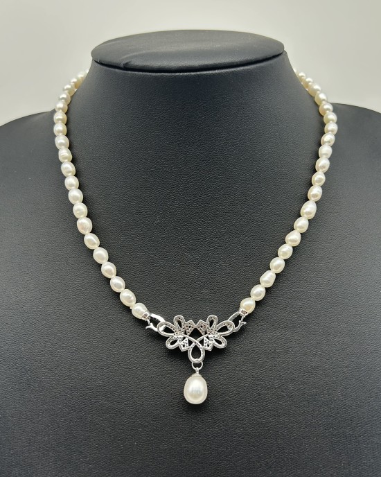 Silver flower pearl necklace