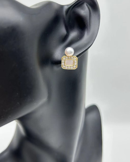 Square pearl earrings