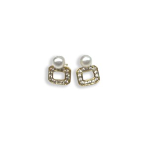 Square pearl earrings