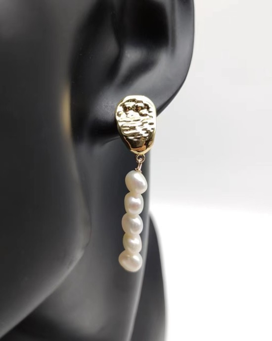 Four pearl earrings