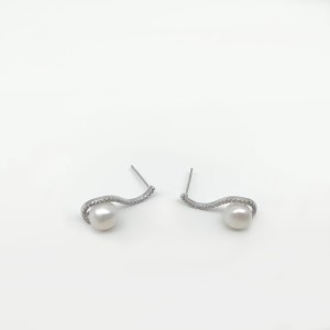 Serpentine pearl earrings