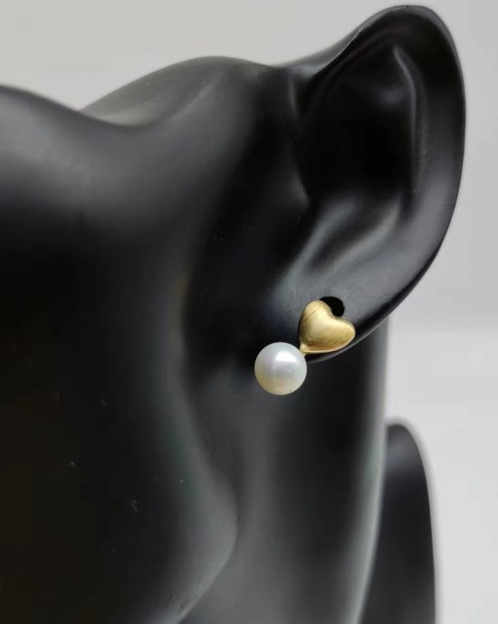 Heart-shaped pearl earrings